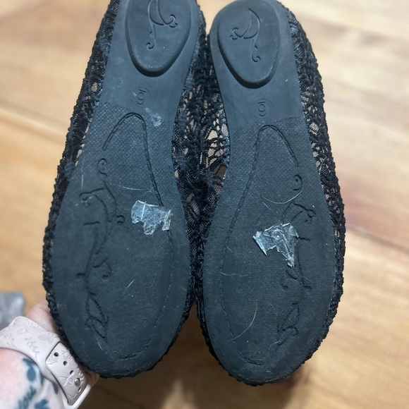 Charles Albert Elegant Black Lace Flats - Picture 3 of 6